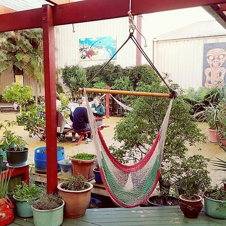 Bazil'S Backpackers Bbh Hostel & Surf School Уэстпорт Экстерьер фото