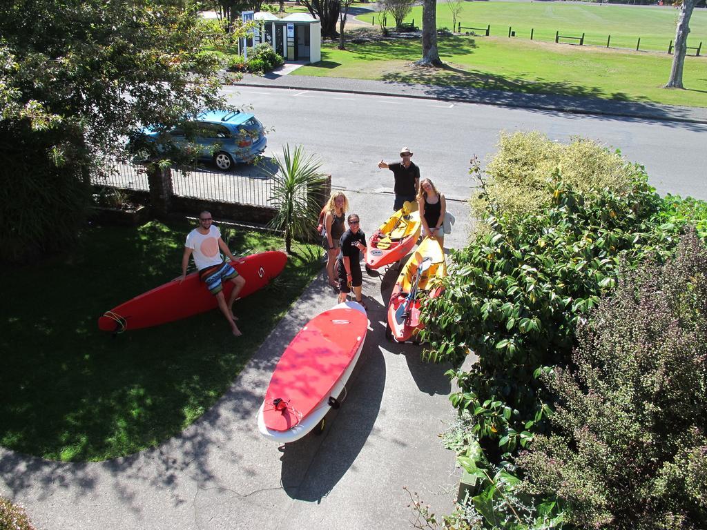 Bazil'S Backpackers Bbh Hostel & Surf School Уэстпорт Экстерьер фото