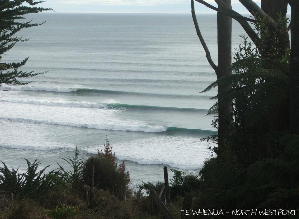 Bazil'S Backpackers Bbh Hostel & Surf School Уэстпорт Экстерьер фото