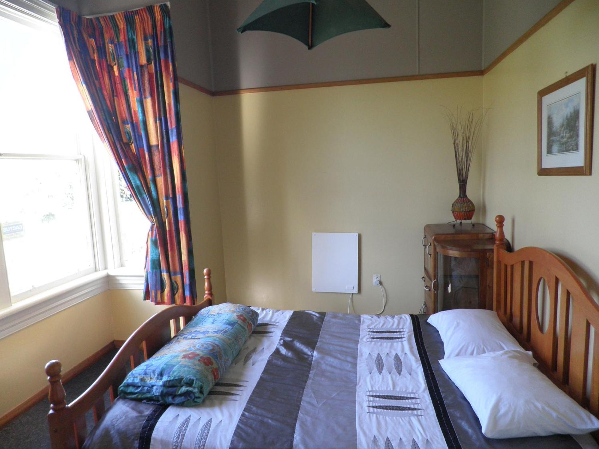 Bazil'S Backpackers Bbh Hostel & Surf School Уэстпорт Экстерьер фото