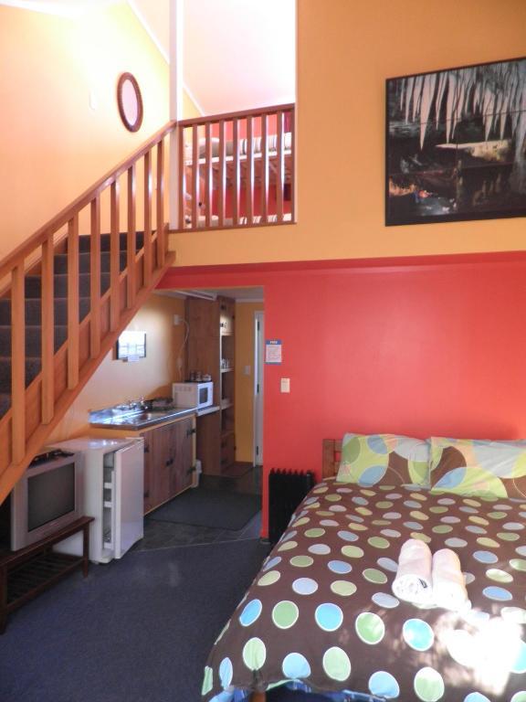 Bazil'S Backpackers Bbh Hostel & Surf School Уэстпорт Экстерьер фото