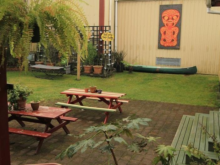 Bazil'S Backpackers Bbh Hostel & Surf School Уэстпорт Экстерьер фото