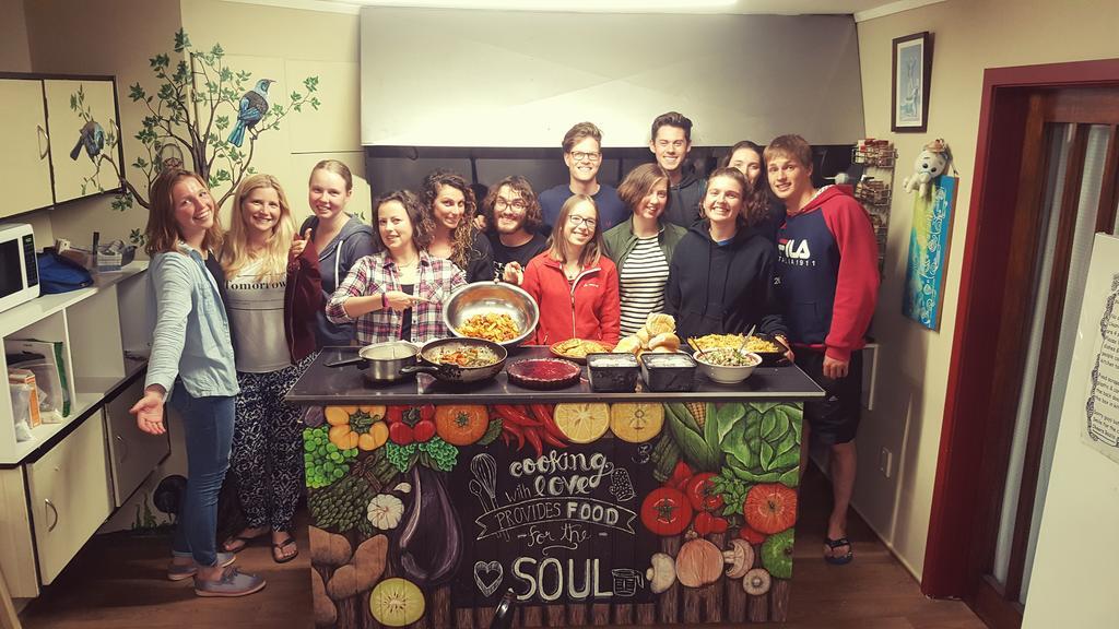Bazil'S Backpackers Bbh Hostel & Surf School Уэстпорт Экстерьер фото