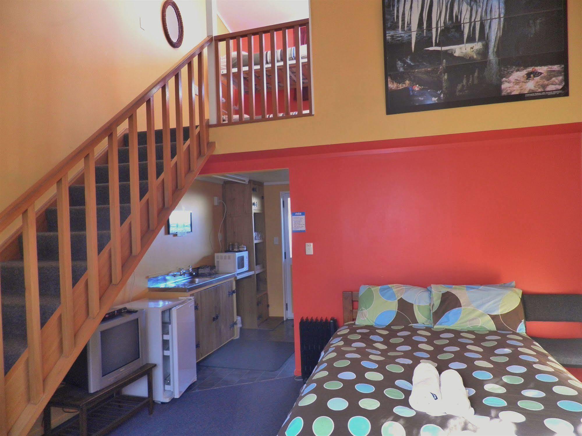 Bazil'S Backpackers Bbh Hostel & Surf School Уэстпорт Экстерьер фото