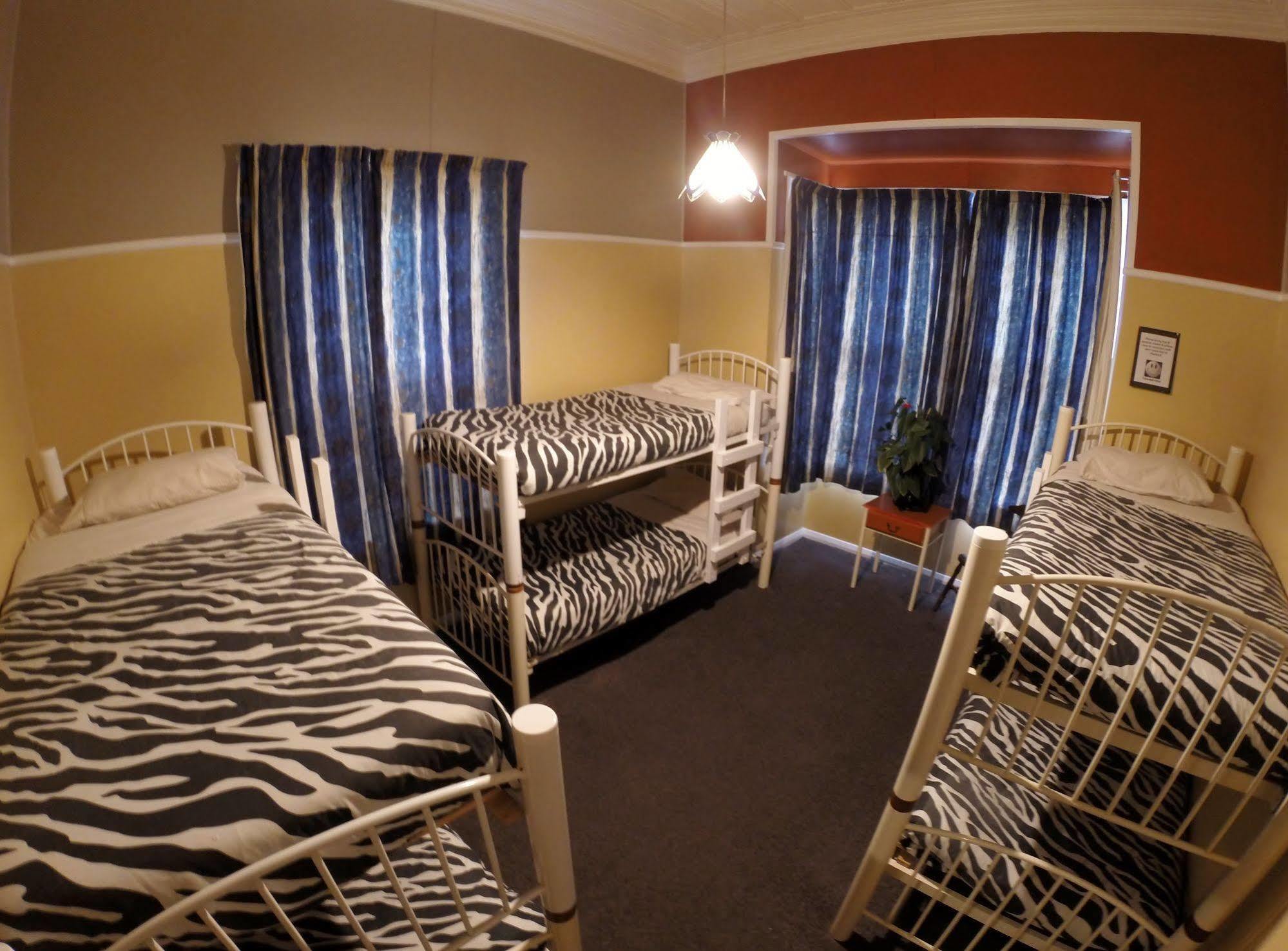 Bazil'S Backpackers Bbh Hostel & Surf School Уэстпорт Экстерьер фото