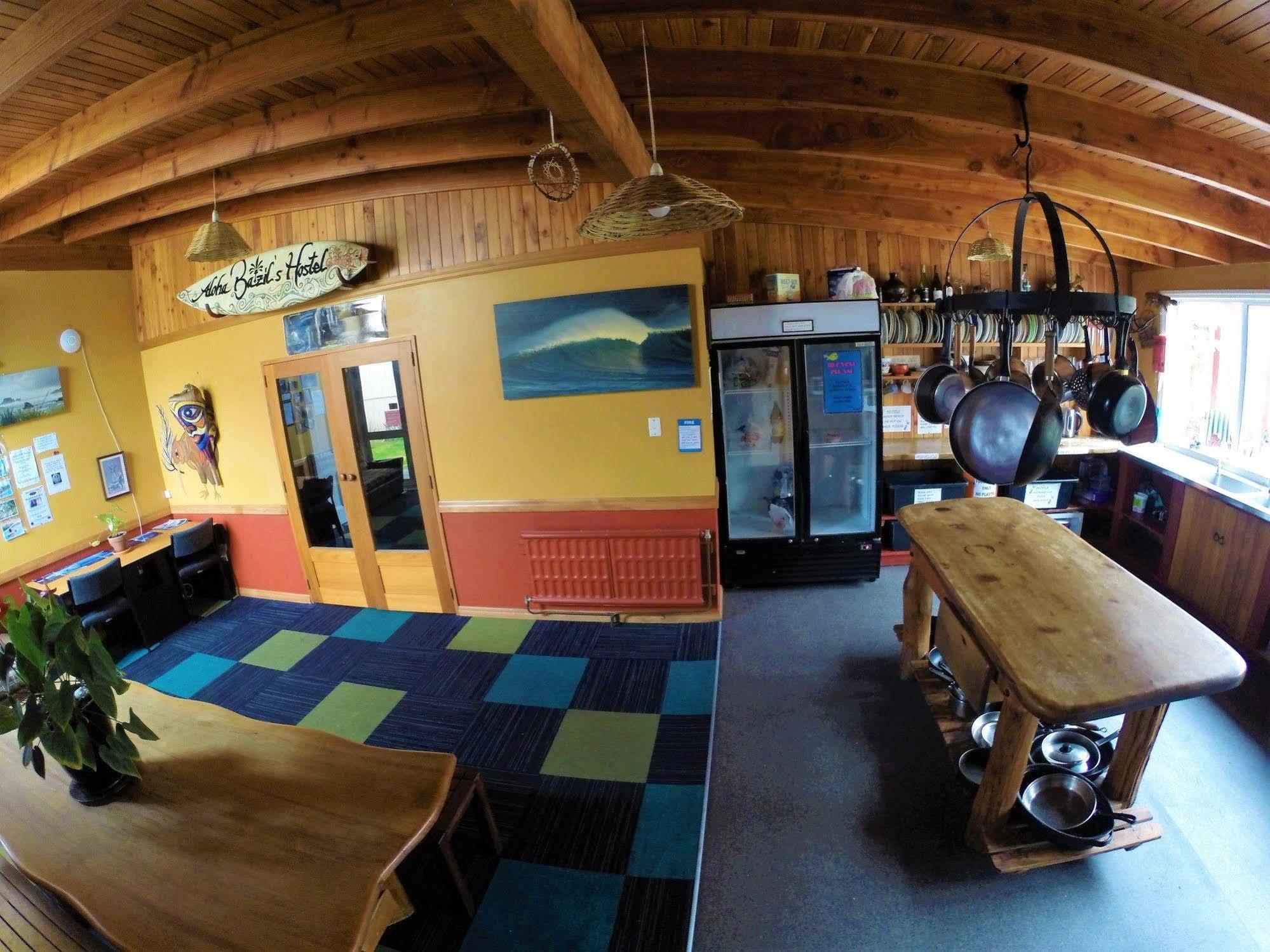 Bazil'S Backpackers Bbh Hostel & Surf School Уэстпорт Экстерьер фото