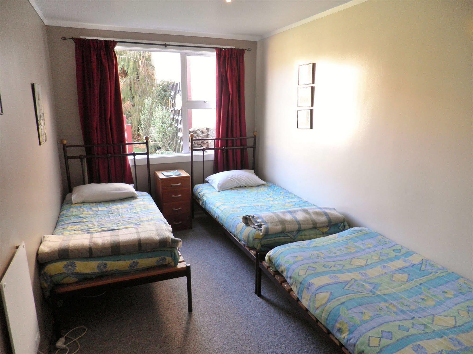 Bazil'S Backpackers Bbh Hostel & Surf School Уэстпорт Экстерьер фото