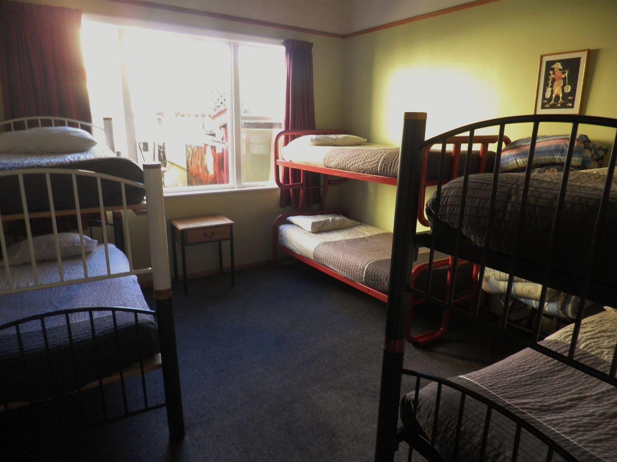 Bazil'S Backpackers Bbh Hostel & Surf School Уэстпорт Экстерьер фото