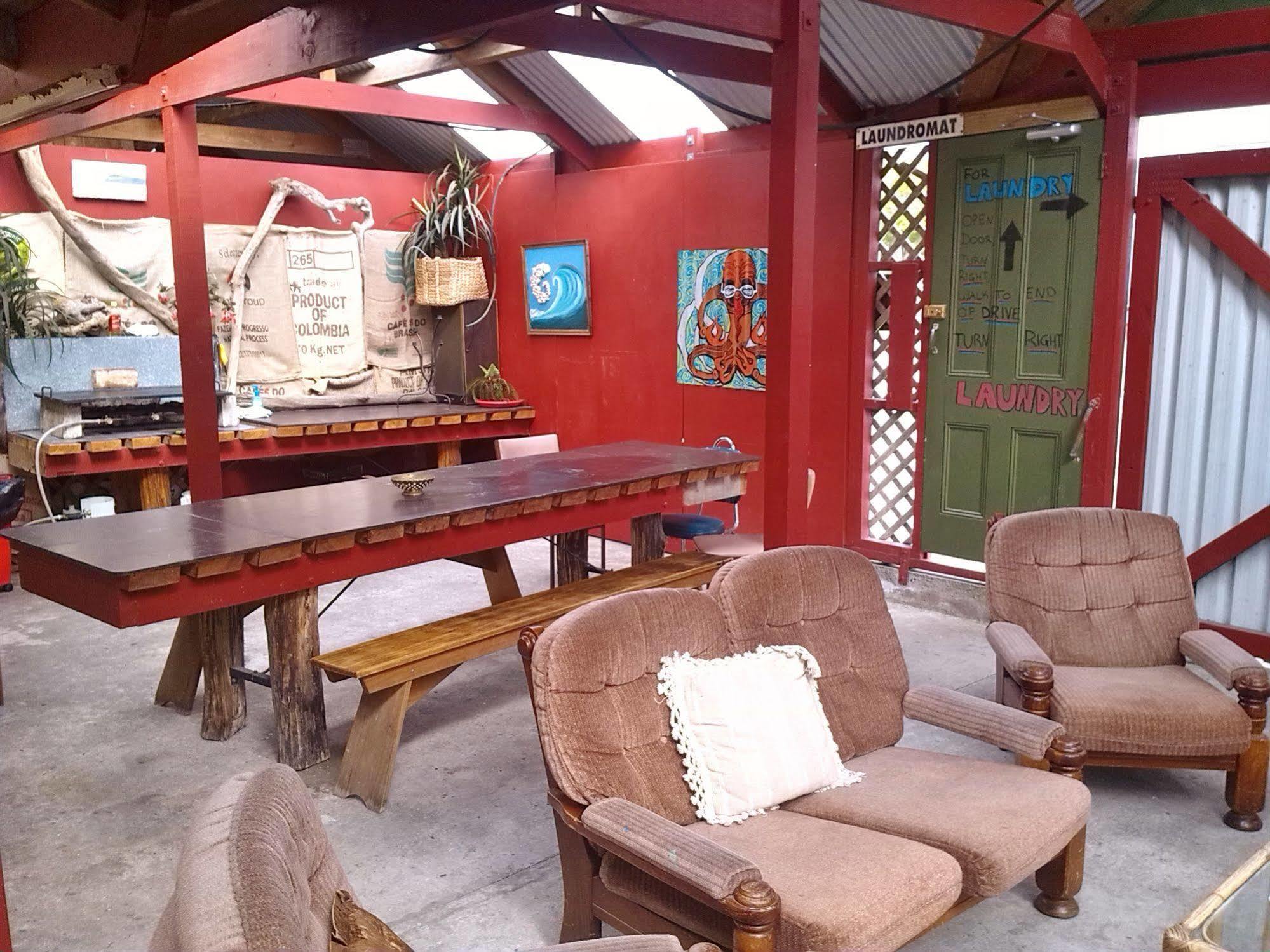 Bazil'S Backpackers Bbh Hostel & Surf School Уэстпорт Экстерьер фото