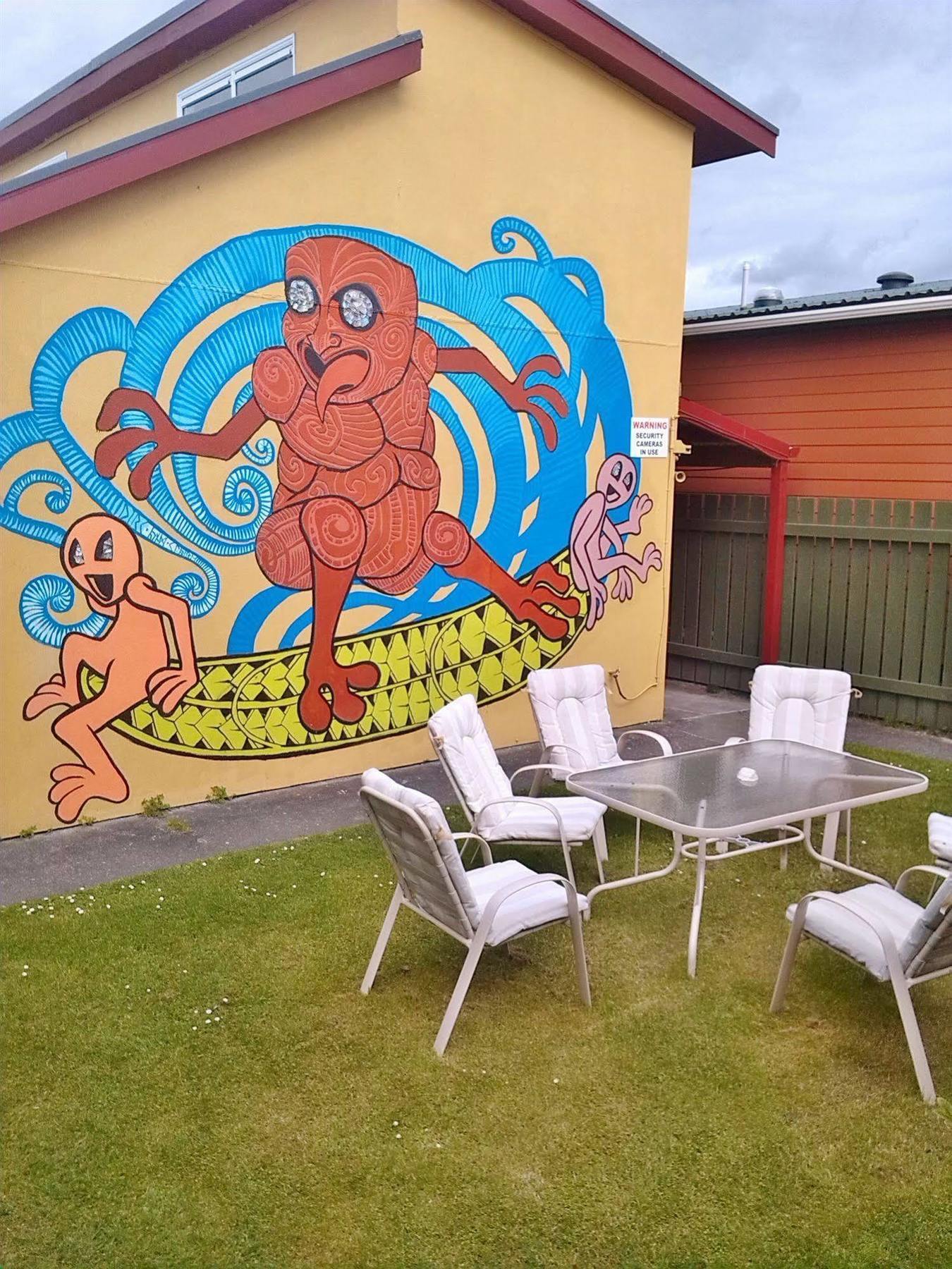Bazil'S Backpackers Bbh Hostel & Surf School Уэстпорт Экстерьер фото