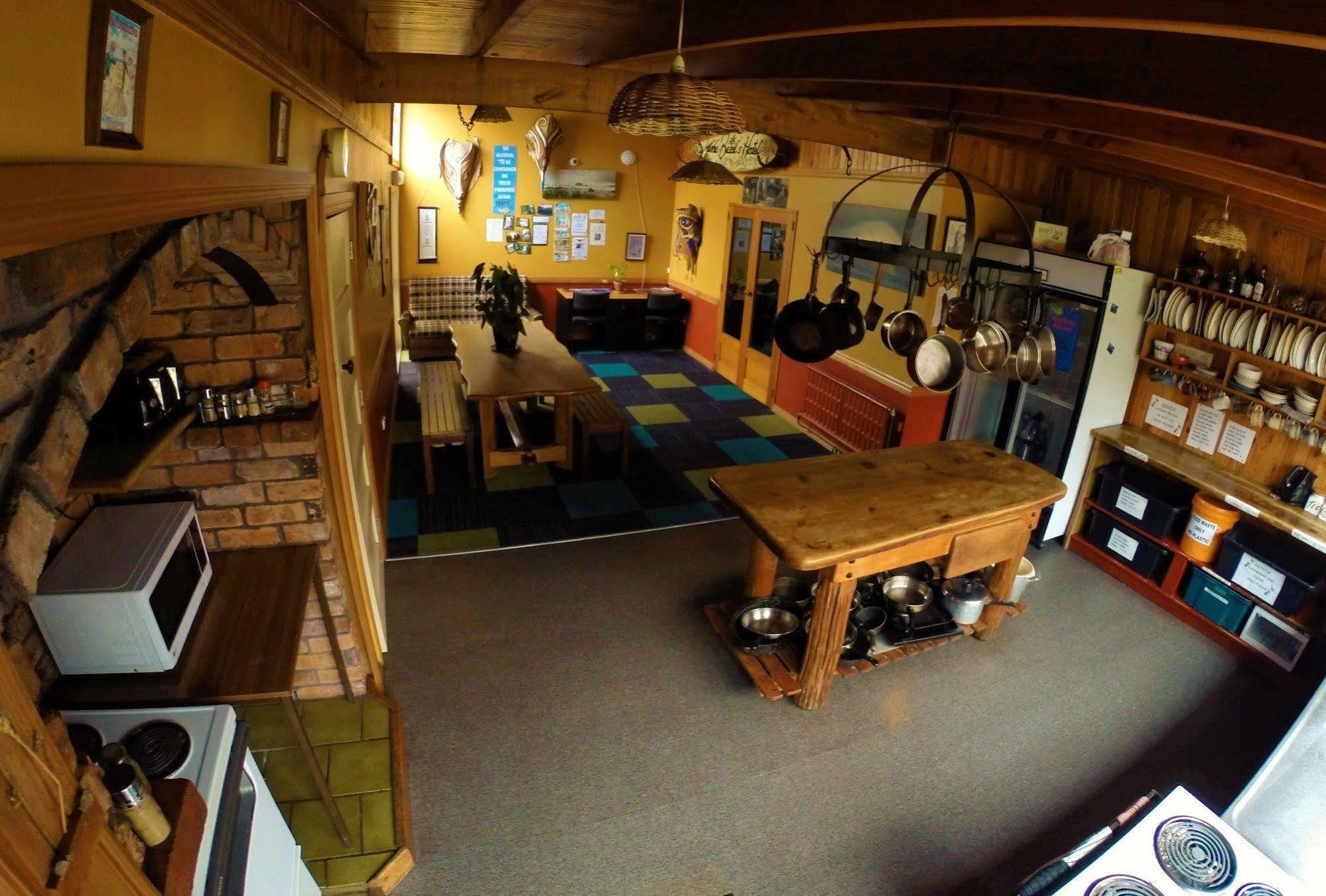 Bazil'S Backpackers Bbh Hostel & Surf School Уэстпорт Экстерьер фото